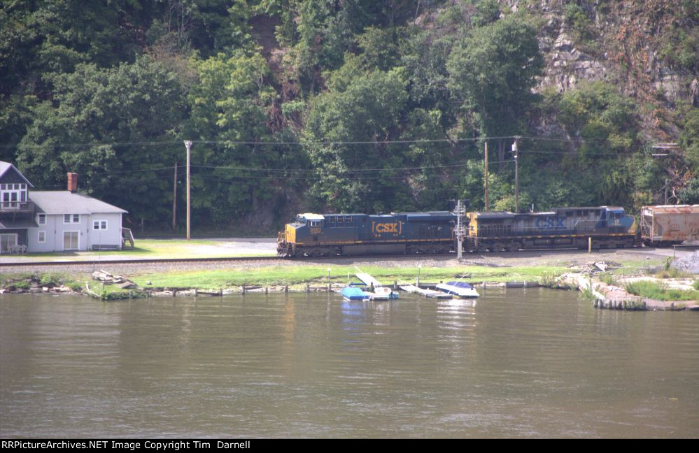 CSX 3083, 13 on oil train B775